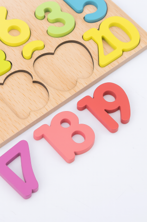 Деревянная обучающая панель с цифрами и знаками